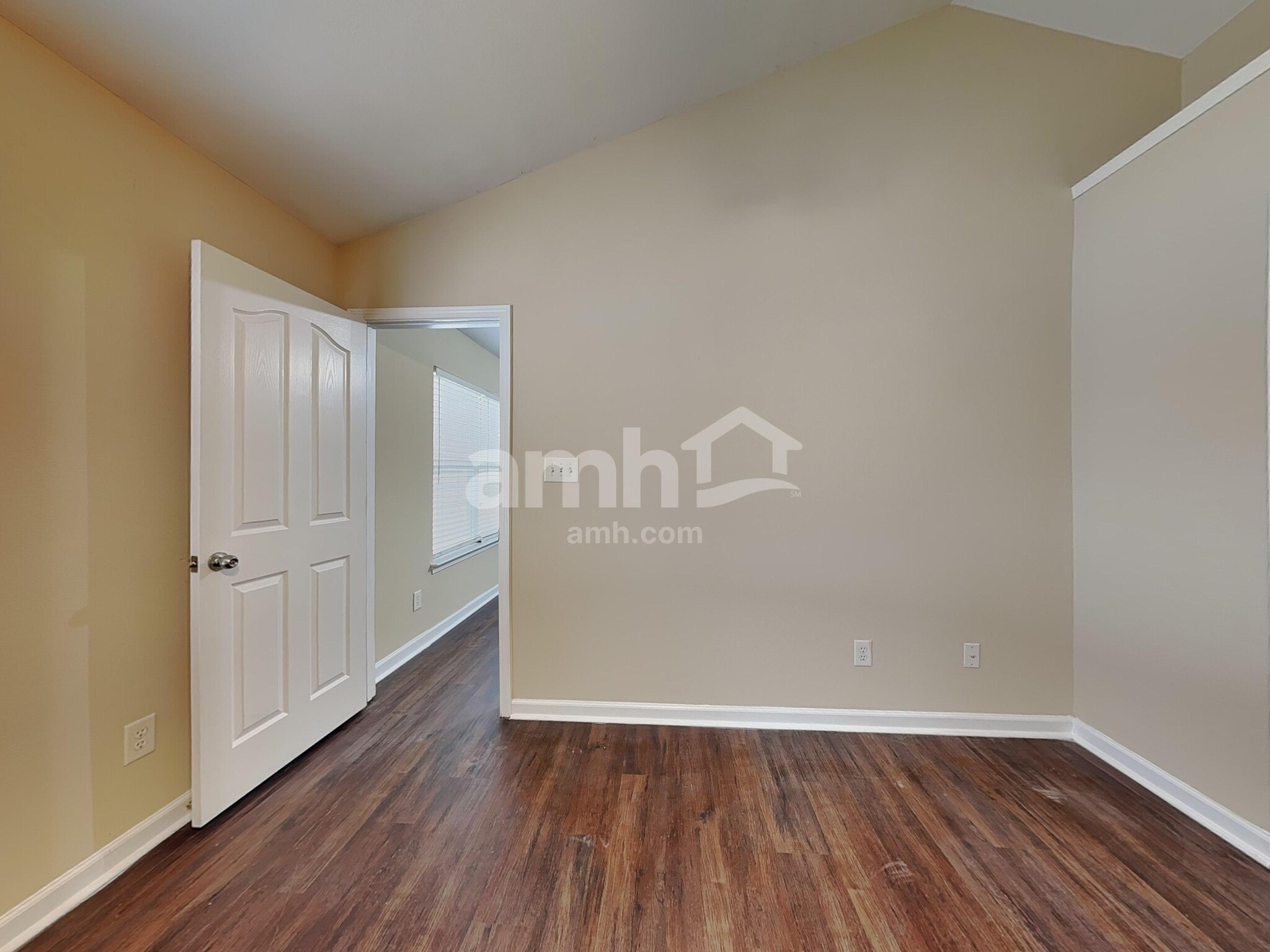 Building Photo - 714 W Parris Ave