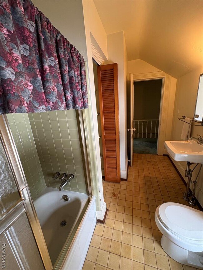 Building Photo - 426 E 4th St