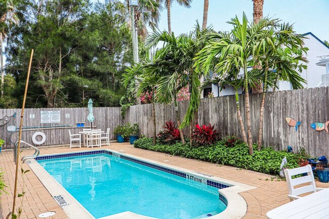 Building Photo - 117 E Lantana St