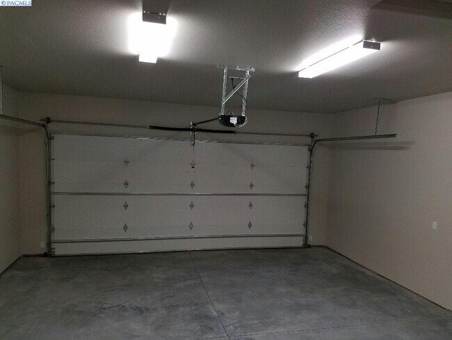 Building Photo - Newer Construction Townhouse in Horn Rapids