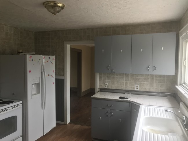 Building Photo - 203 E Moler Ave