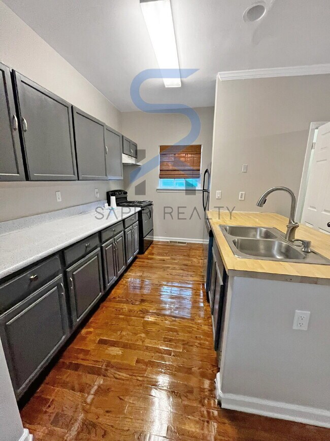 Building Photo - Move in before November 15th and choose yo...