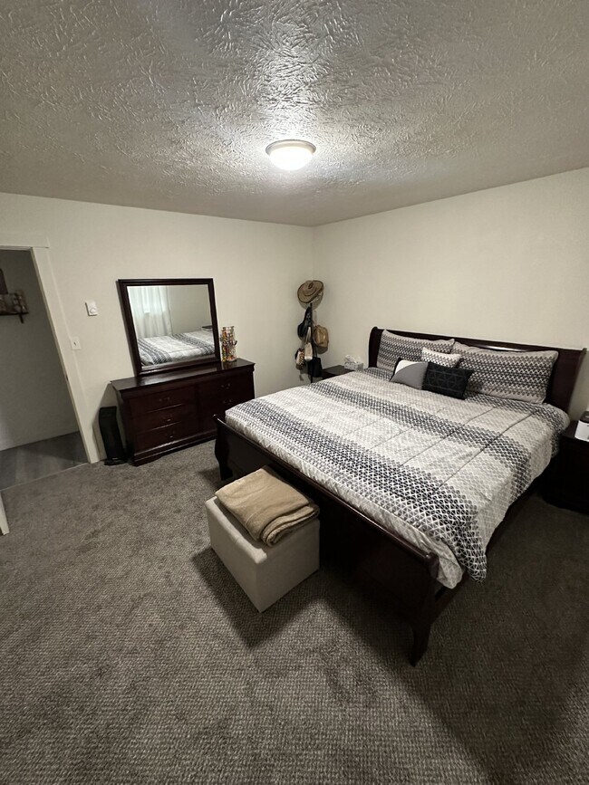 Building Photo - Desirable 2 bedroom 1 Bath Home in Ontario