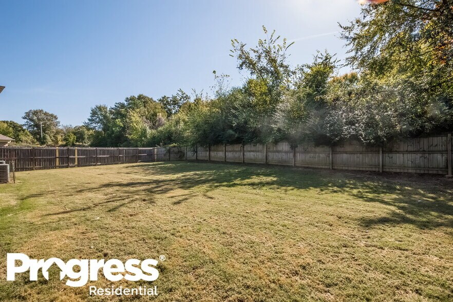 Building Photo - 9909 Southern Oak Way