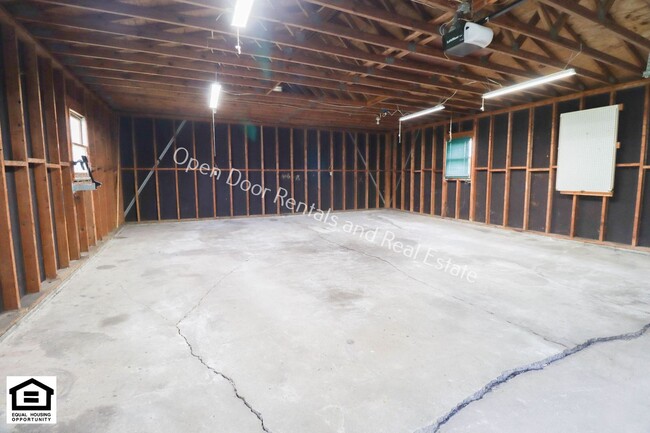 Building Photo - Now available 2 bedroom unit!