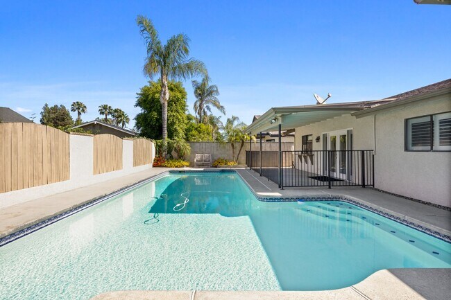 Building Photo - 605 N El Rio Dr