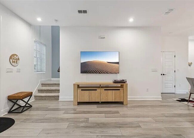 Building Photo - 2340 Woodside Way