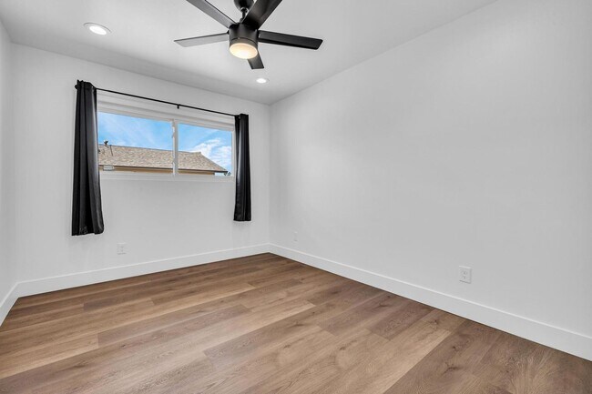 Building Photo - 6 Bedroom/4 Bath - Fully Remodeled
