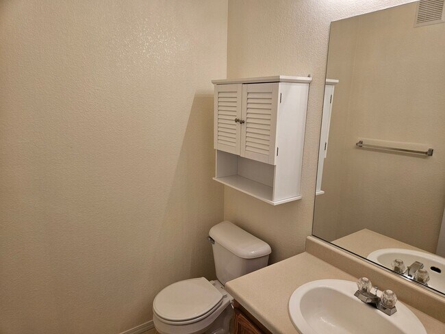 Building Photo - 2 bed 1.5 bath 2nd floor Condo.