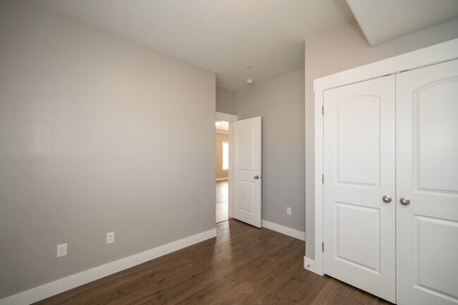 Building Photo - Main Floor Condo in Saratoga Springs!