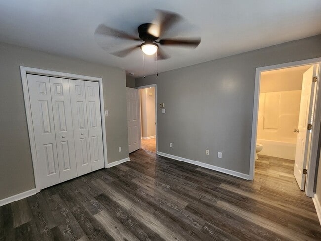 Building Photo - Ranch Home w/Large Yard