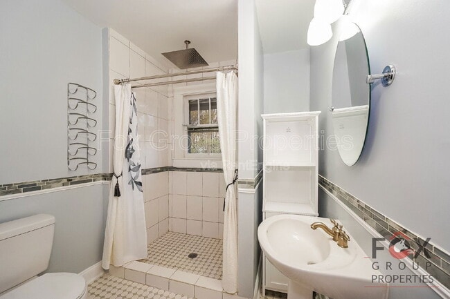 Building Photo - 332 W McLelland Ave