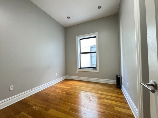 Building Photo - 323 Lincoln Pl