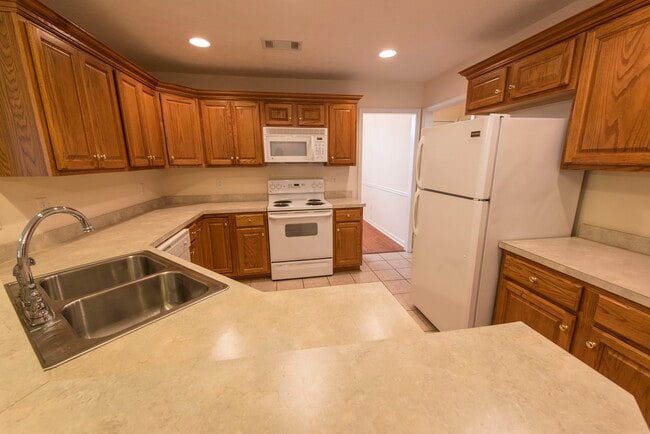 Building Photo - 894 Tulane Rd