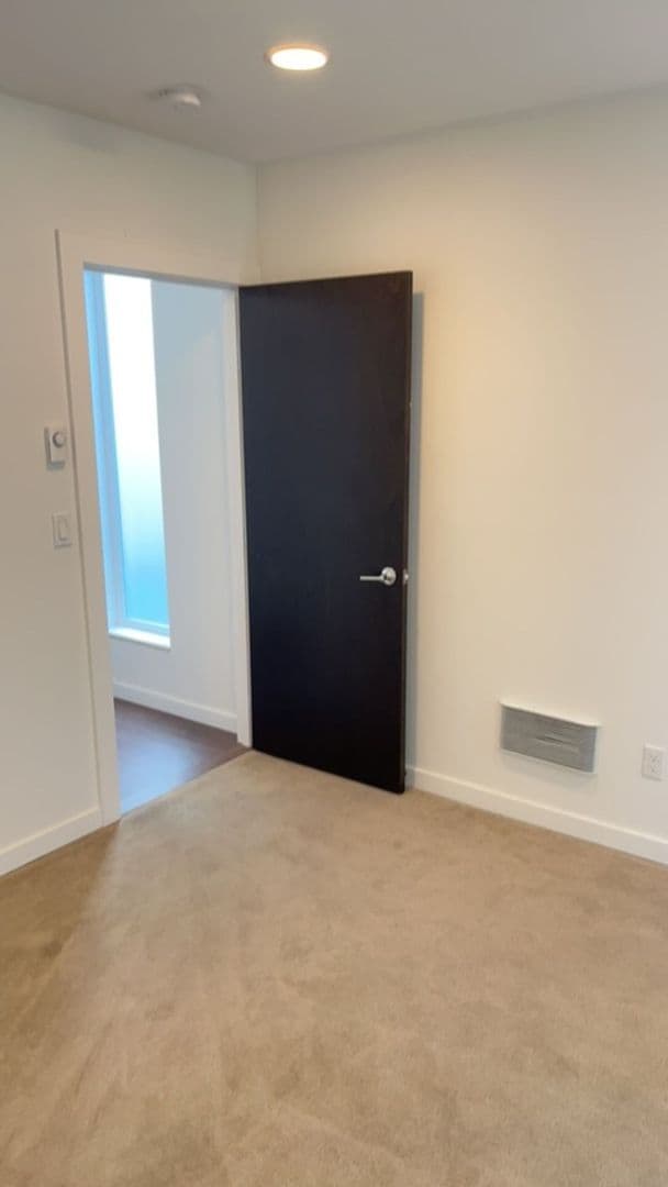 Building Photo - Leschi Townhome