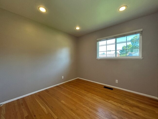 Building Photo - Spacious Single-Story 4BR Home with Bonus ...