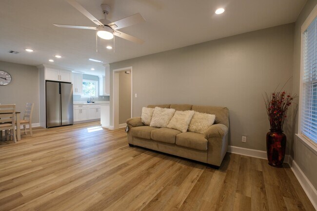 Building Photo - 1501 Sharon Rd