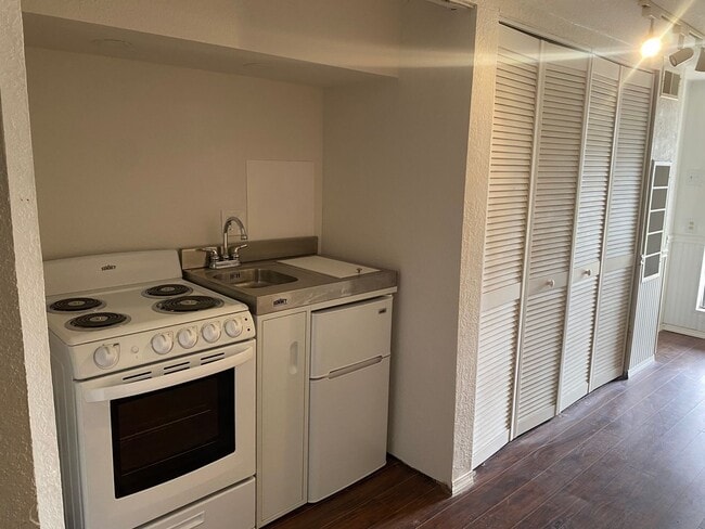 Building Photo - ALL UTILITIES INCLUDED - 3 bed duplex