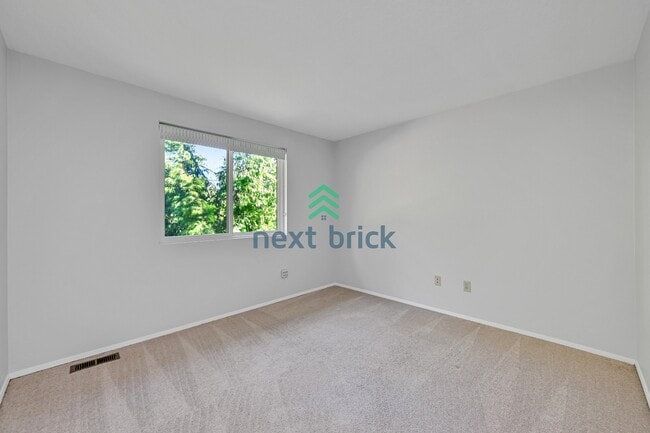 Building Photo - Stunning 5-Bedroom Home in Bellevue’s Top School District!