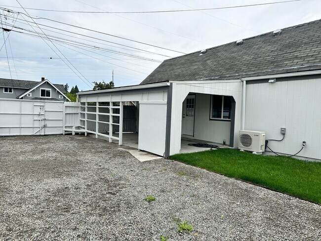 Building Photo - 2526 S Sheridan Ave