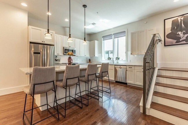 Building Photo - 206 E Live Oak St