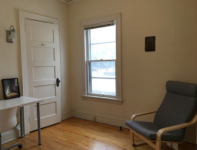 Building Photo - 2628 W 44th St