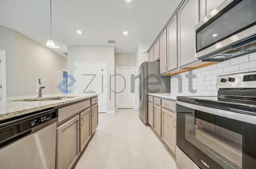 Building Photo - 1126 S Town and River Dr