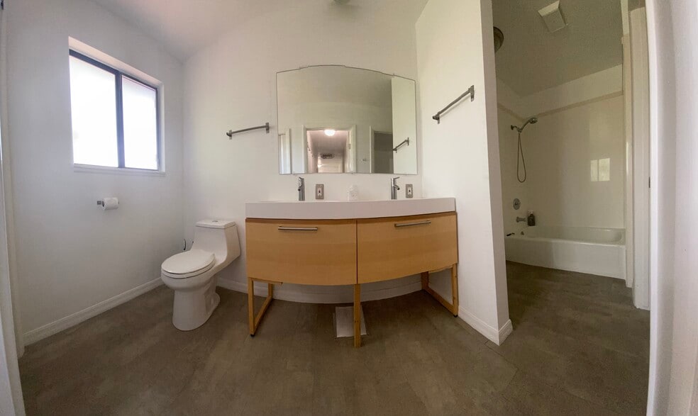 Building Photo - 401 E Maxwell Ln