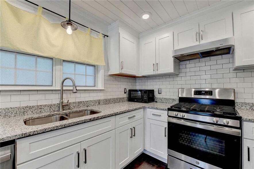Building Photo - 725 Manor Glen Dr NW