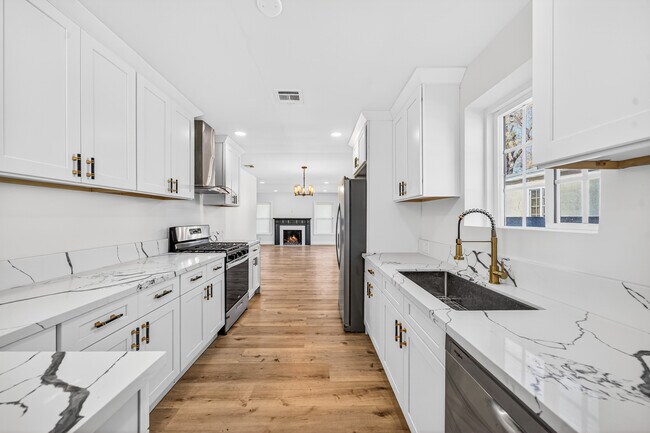 Building Photo - 1667 Valencia Ave