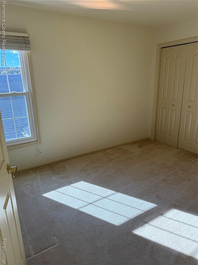 Building Photo - 39484 Village Run Dr