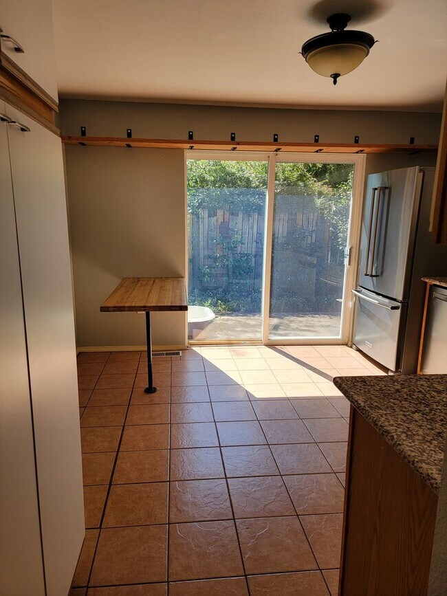 Building Photo - Charming 3 Bed, 1 Bath House with Fenced Yard, Bonus Room and Close to Willamette Park !