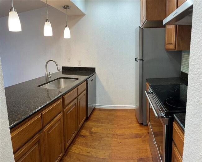Building Photo - 6501 E Hill Dr
