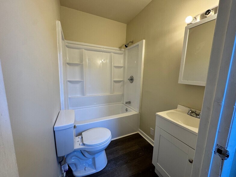 Building Photo - 1105 W 4th St