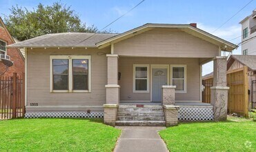 Building Photo - Adorable Montrose Bungaloq