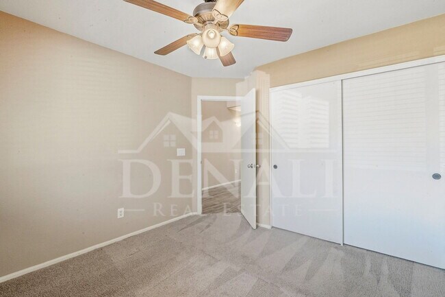 Building Photo - 1090 E Taylor Trail
