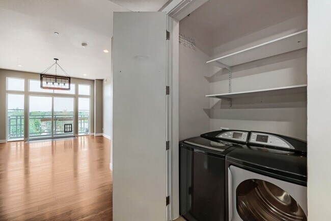 Building Photo - 1 MONTH FREE!!!!! 2bd/2ba Top Floor Condo in Congress Park - Available 8/7!