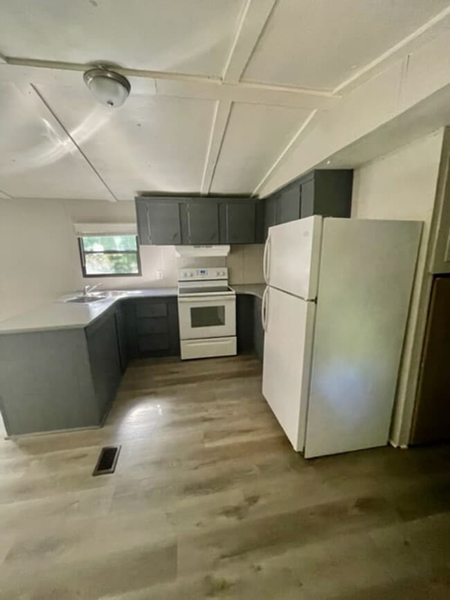 Building Photo - Newly Renovated 2 bedroom 2 bath Moble Hom...