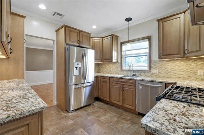 Building Photo - 355 Elm St