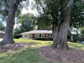 Building Photo - 1180 Starline Dr