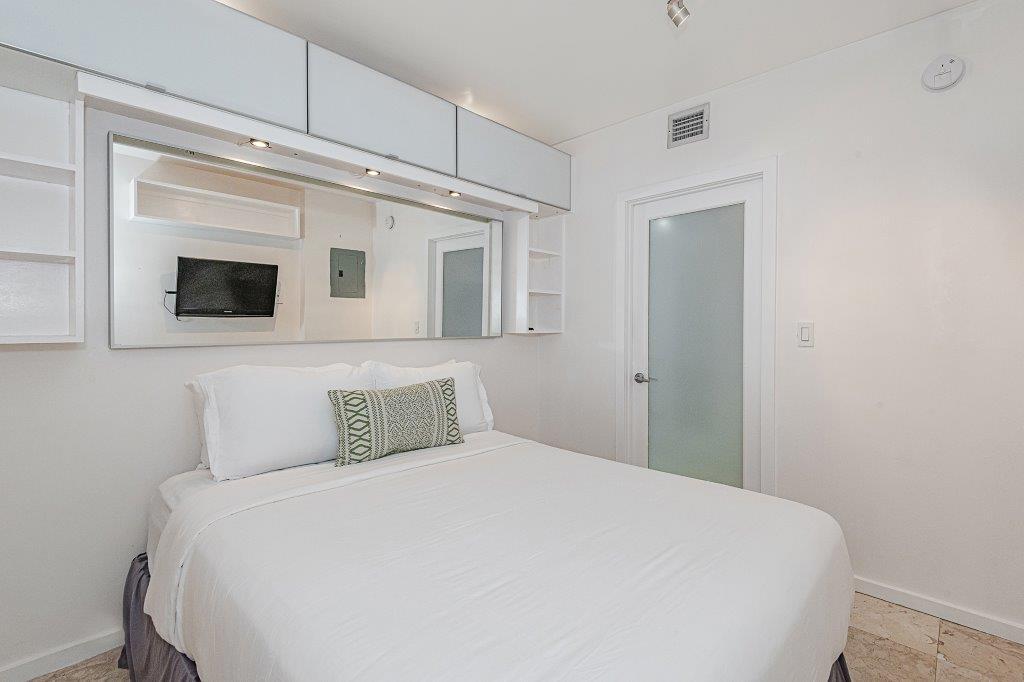 Building Photo - 2301 Collins Ave