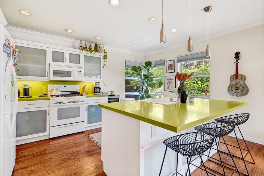 Building Photo - 750 Vernon Ave