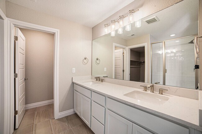 Building Photo - Gorgeous Townhome at Victory Ridge!