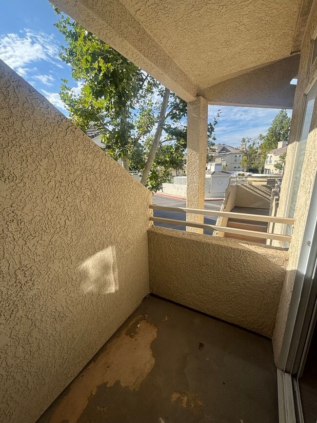 Building Photo - Beautiful 2-Bedroom Upper Corner Unit Townhome in Stevenson Ranch!