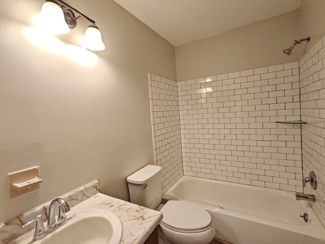 Building Photo - 906 Bromley Estate