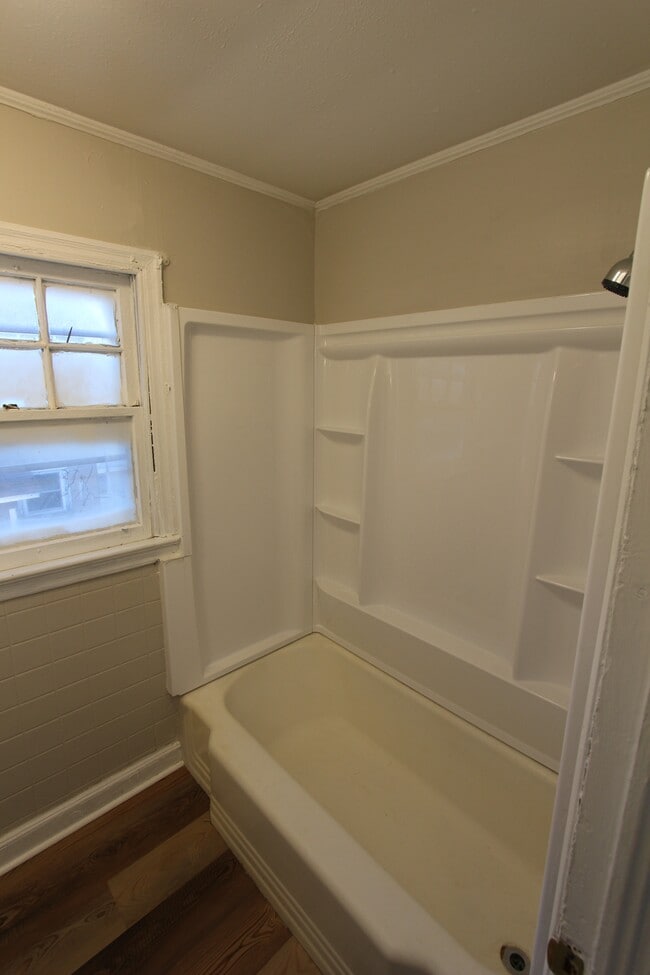 Building Photo - 234 1/2 Saluda St