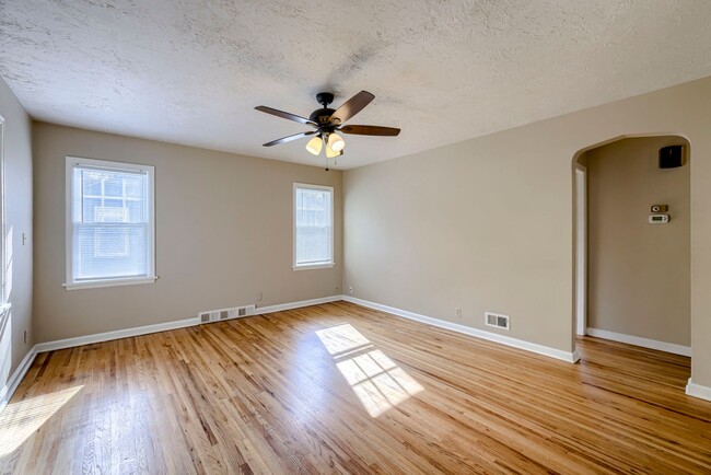 Building Photo - Charming 2 Bedroom With Spacious Living In Benson!!