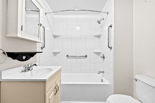 Building Photo - 79 Fountain Ln