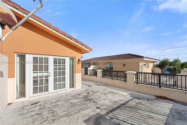 Building Photo - 819 SW 7th Ave