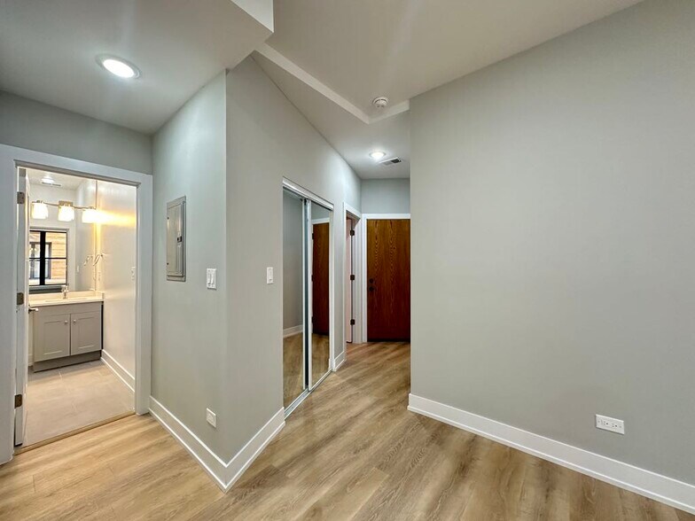 Building Photo - 419 W Belden Ave